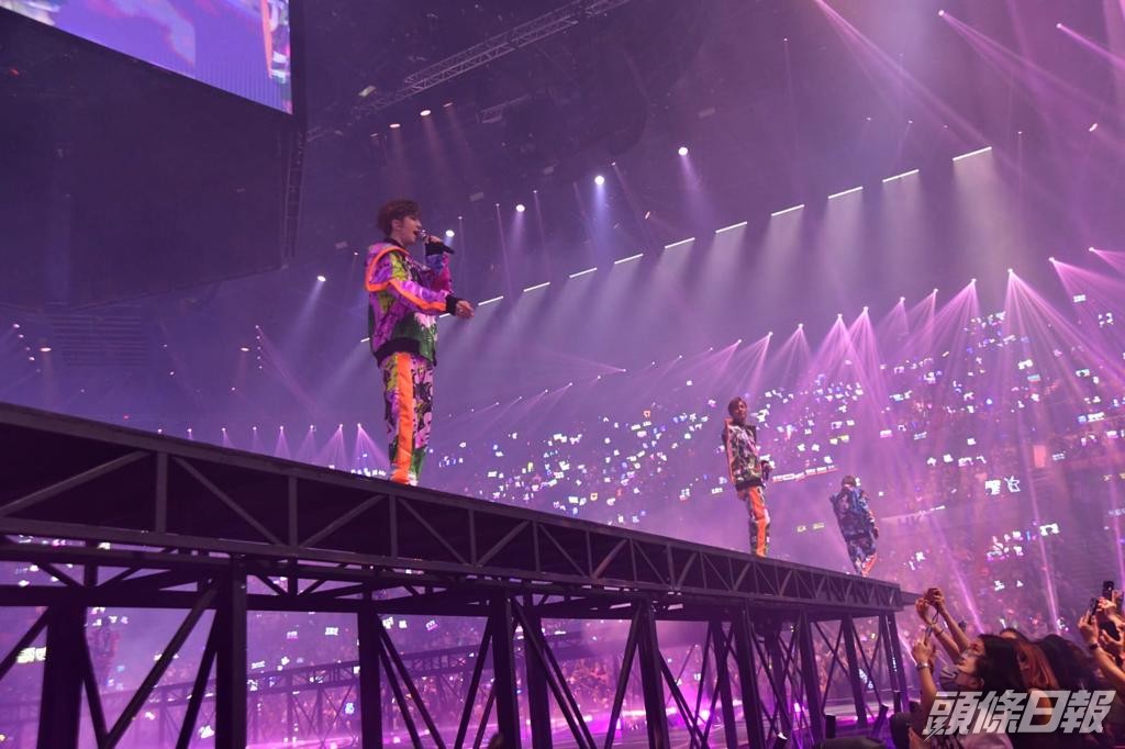 首場12子在架空高台上合唱《12》。